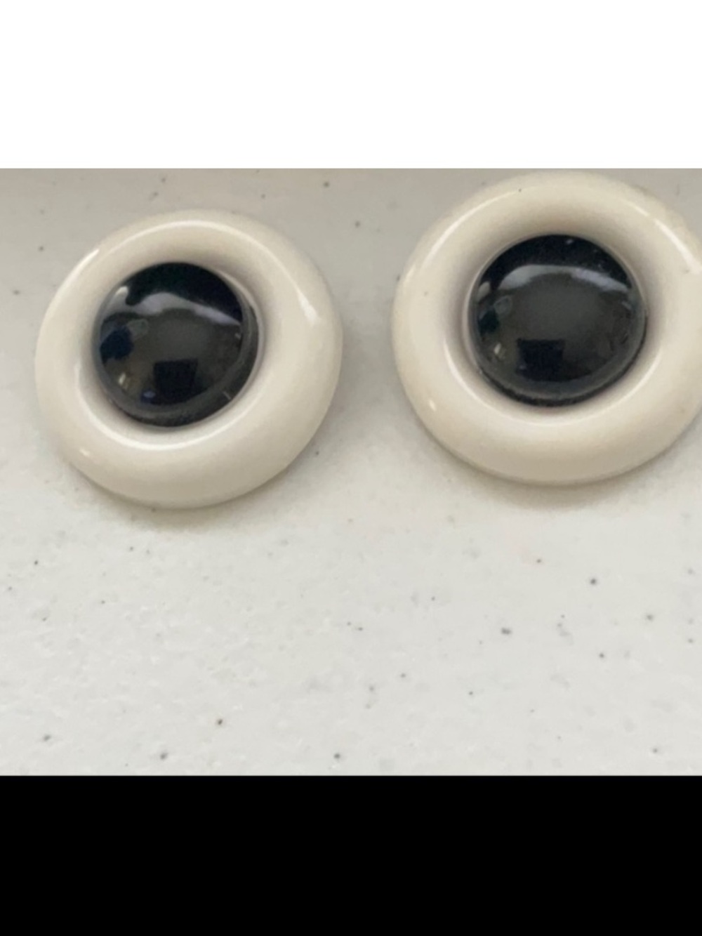🌺$3.00 must bundle 🌺Round White & Black Earrings Like New